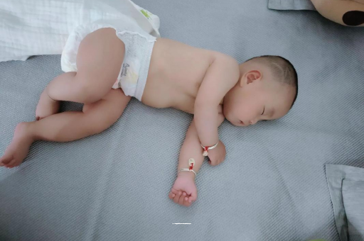 祁东宝宝睡觉爱翻身